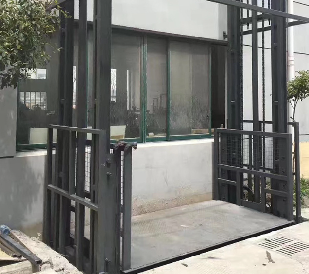 定南导轨式施工升降机助力民生工程提速增效